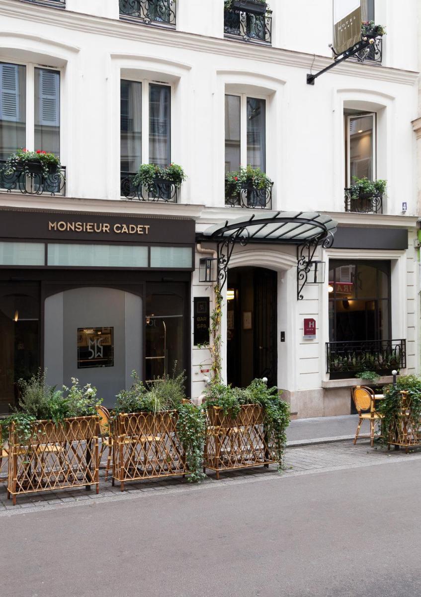 une devanture de magasin avec des plantes en pot dans l'établissement Monsieur Cadet Hotel & Spa, à Paris