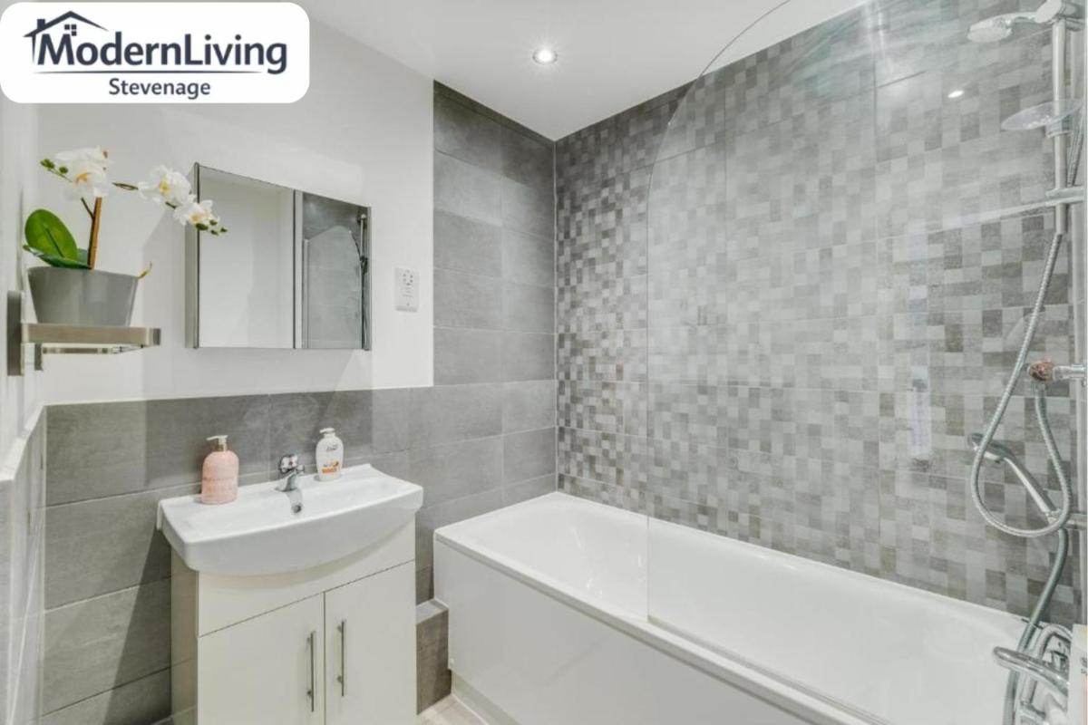 Modern Serviced Apartment Stevenage Town Centre up to 4people - Housity