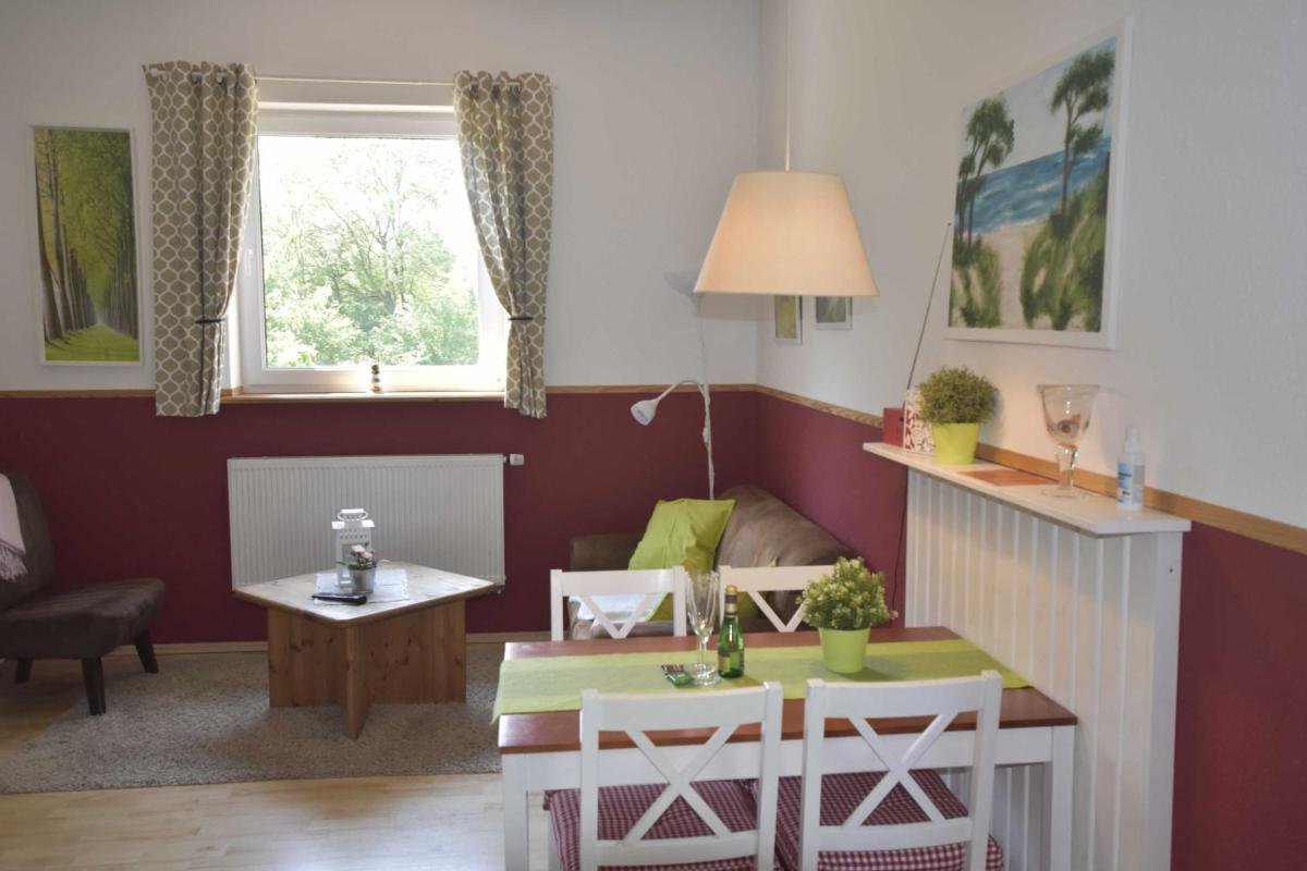 Ferienwohnung OG im roten Haus am Ostsee Radweg OVS 103 - Housity