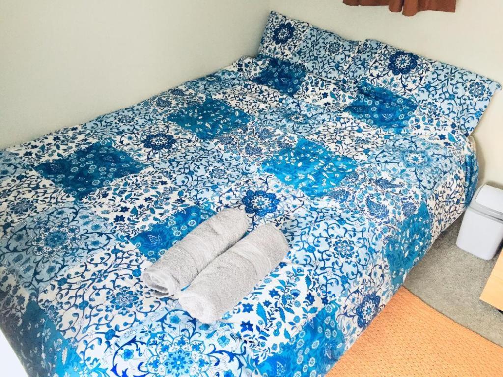 D R Accommodation and Cozy Cabins, walking distance to CBD and near to Waikato Hospital - Housity