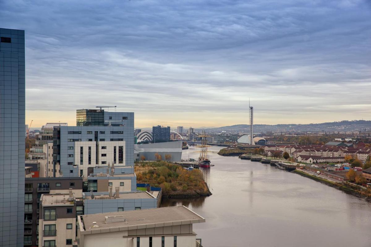 Waterfront West End Apartment - Housity