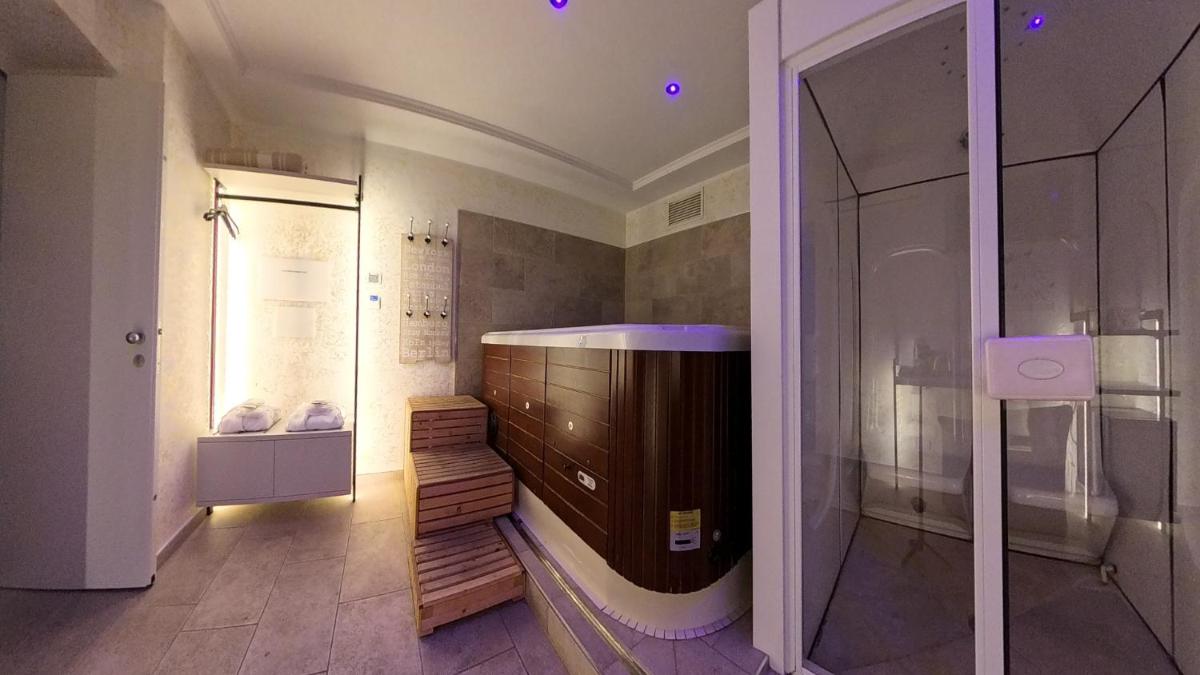 Hotel Aurora - Housity