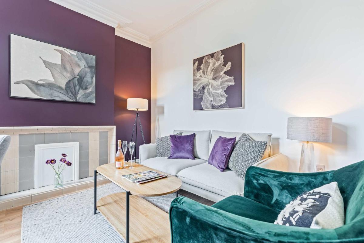 Charming and Spacious Home in Cradley Heath by 53 Degrees Property Sleeps 8 - Housity