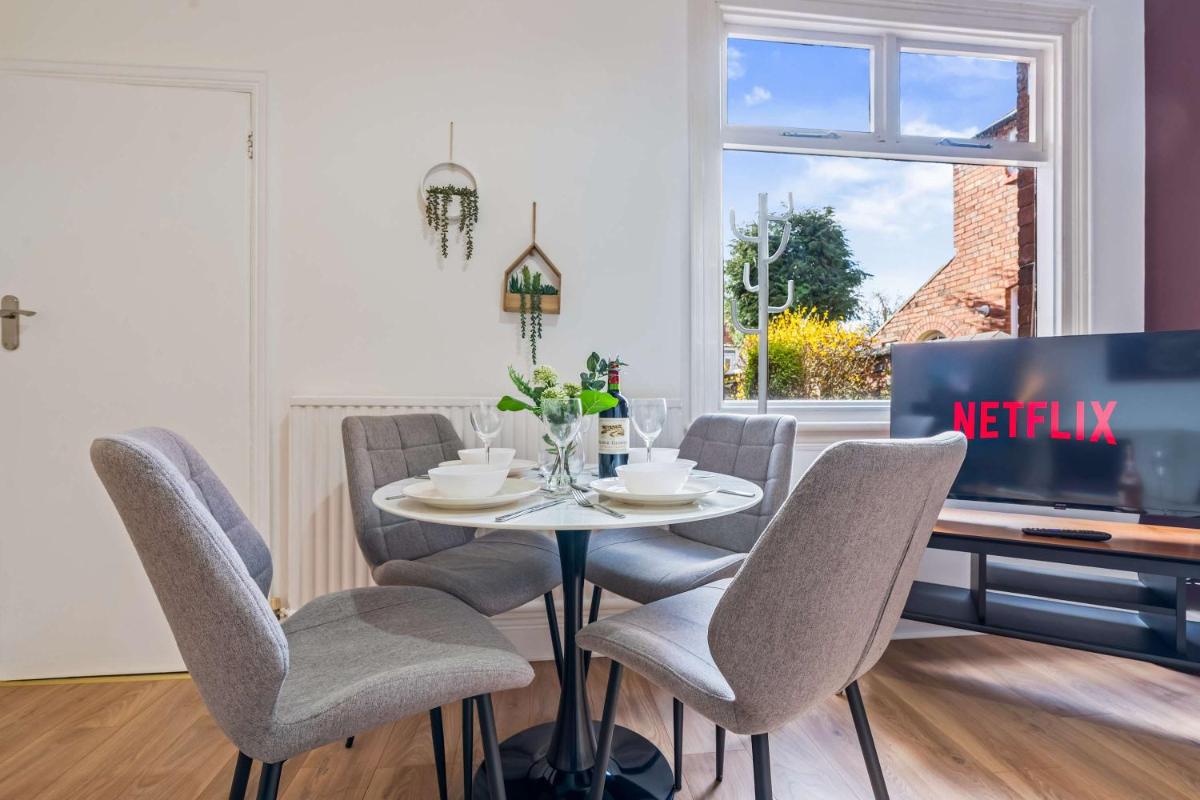 Charming and Spacious Home in Cradley Heath by 53 Degrees Property Sleeps 8 - Housity