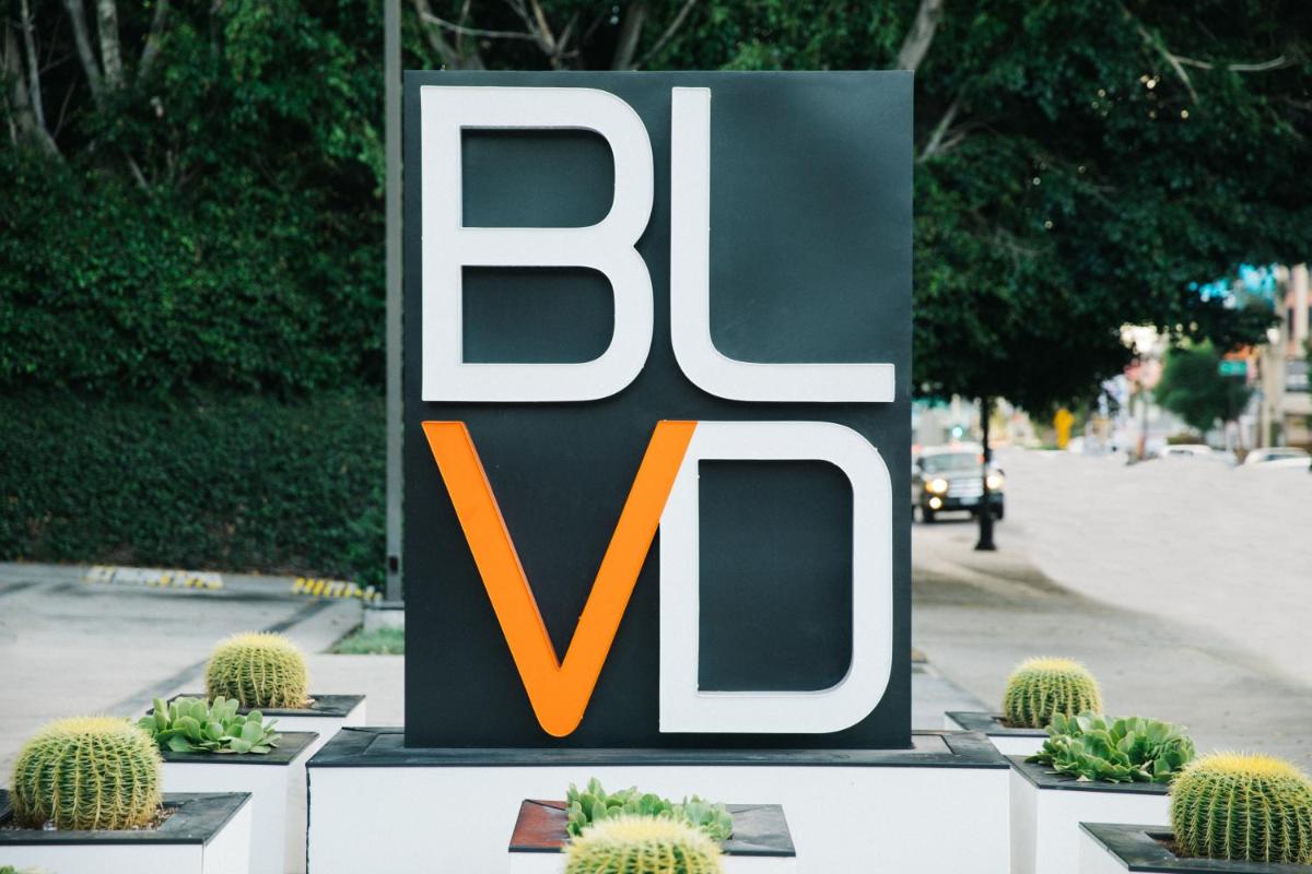BLVD  & Suites - Walking Distance to Hollywood Walk of Fame - Housity