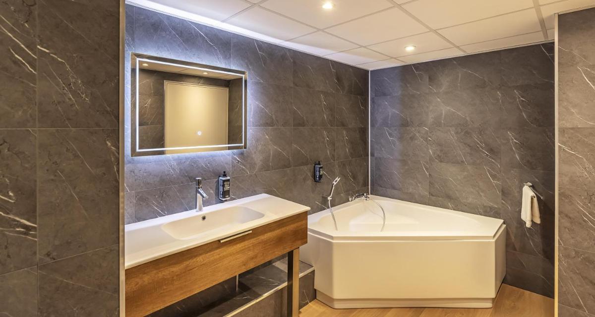 Salle de bains dans l'établissement Best Western Côte des Sables Plouescat