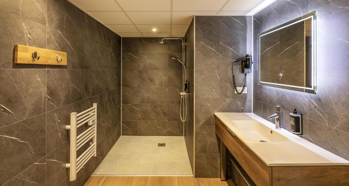 Salle de bains dans l'établissement Best Western Côte des Sables Plouescat