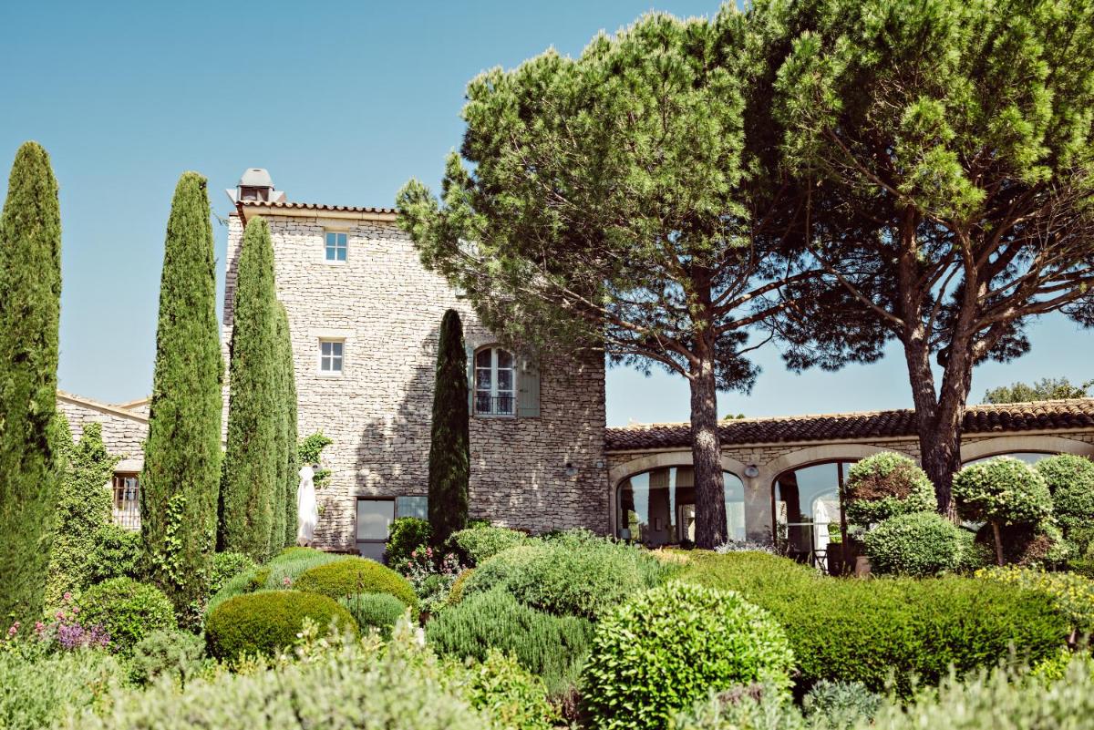Jardin de l'établissement Capelongue, a Beaumier hotel & Spa