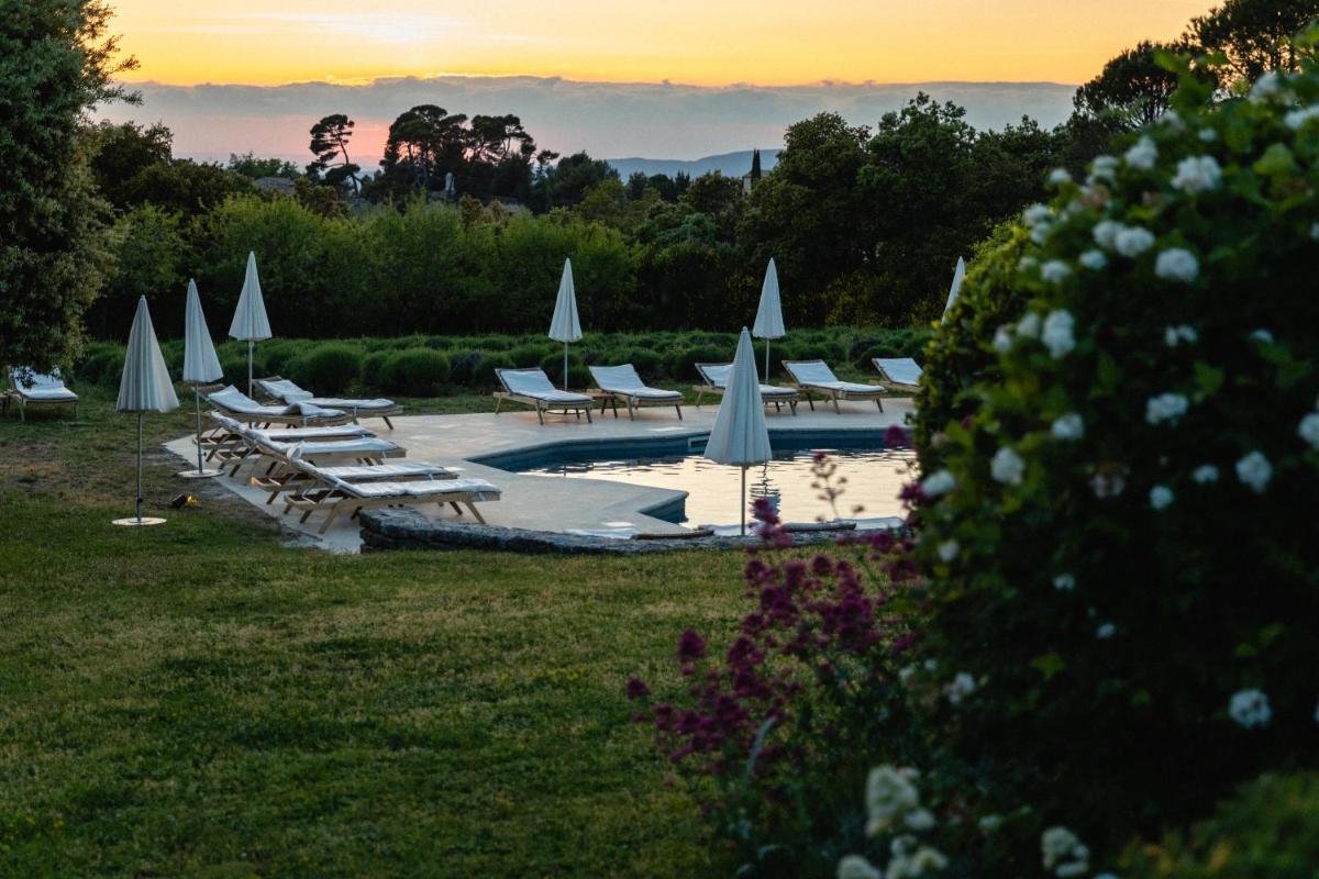 Piscine de l'établissement Capelongue, a Beaumier hotel & Spa ou située à proximité