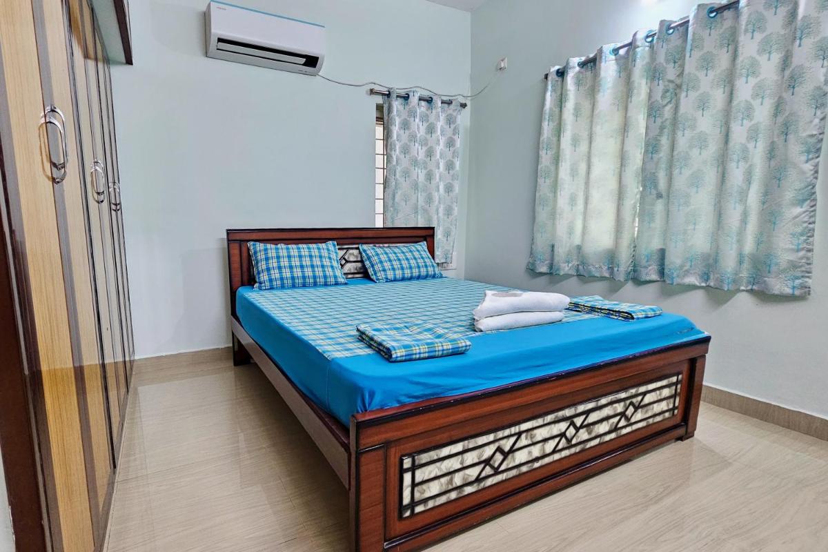 TrueLife Homestays - SRS Residency - 2BHK AC apartments for families visiting Tirupati Temple - Fast WiFi, Kitchen, Android TV - Walk to PS4 Pure Veg Restaurant, Mayabazar Super Market - Easy access to Airport, Railway Station, All Temples - Housity