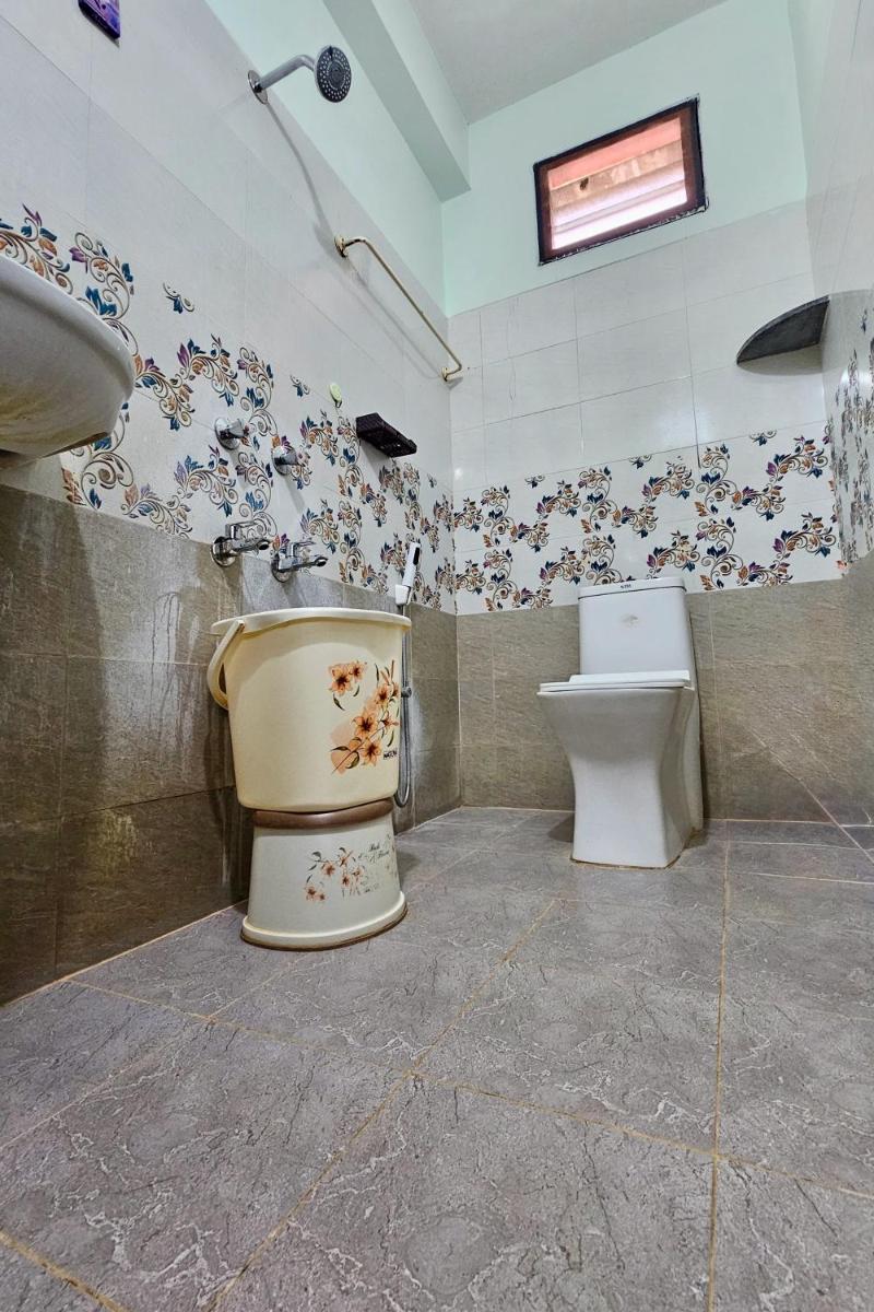 TrueLife Homestays - SRS Residency - 2BHK AC apartments for families visiting Tirupati Temple - Fast WiFi, Kitchen, Android TV - Walk to PS4 Pure Veg Restaurant, Mayabazar Super Market - Easy access to Airport, Railway Station, All Temples - Housity