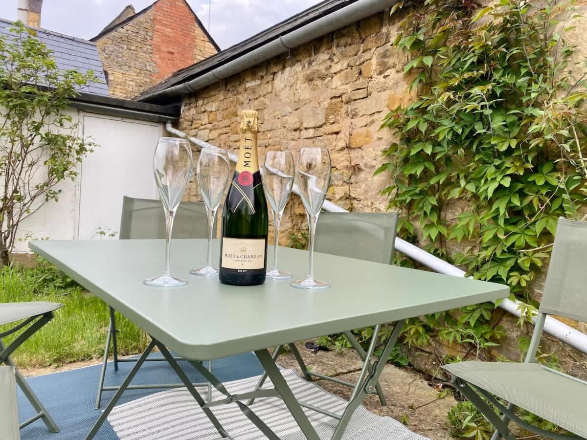 Moreton High Street - Sleeps 10, with private garden - Housity