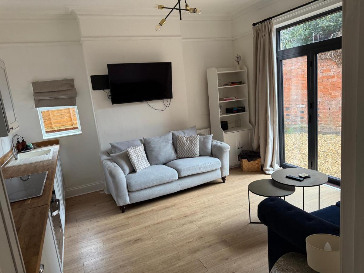Freshly renovated 2 bedroom apartment 10 mins from Cotswolds Child Friendly Great location with plenty of nearby free parking freestanding bath and outdoor private terrace area - Housity