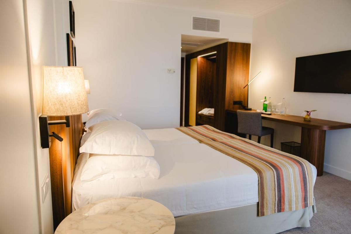 Uma cama ou camas num quarto em Evora Hotel