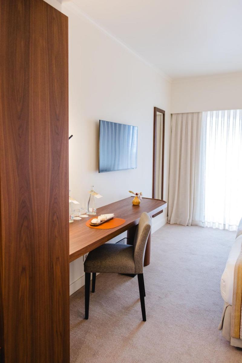 Uma televisão e/ou sistema de entretenimento em Evora Hotel