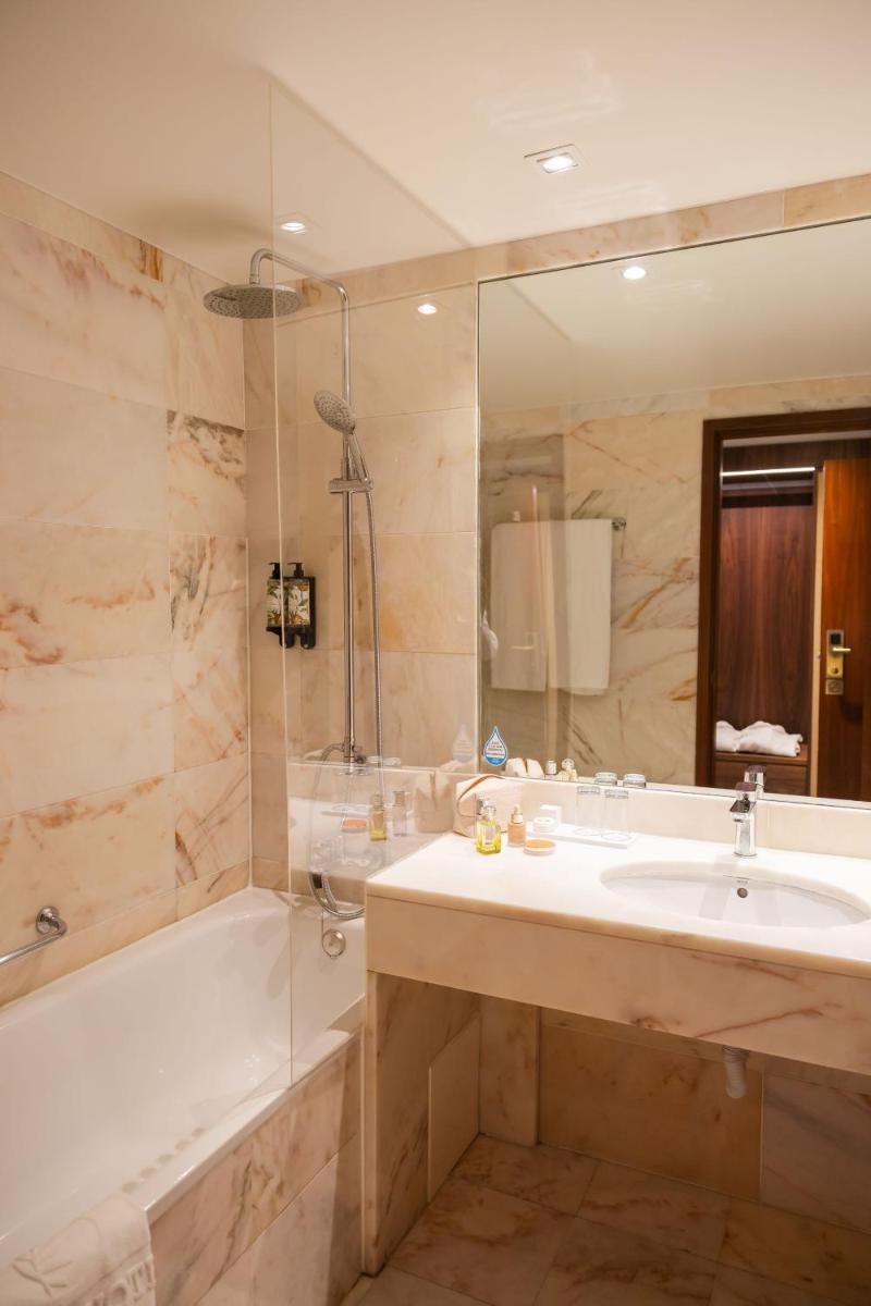 Uma casa de banho em Evora Hotel
