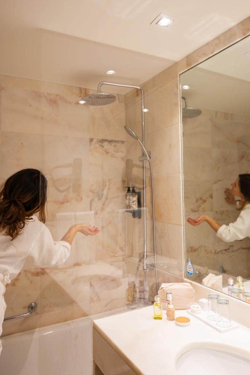Uma casa de banho em Evora Hotel