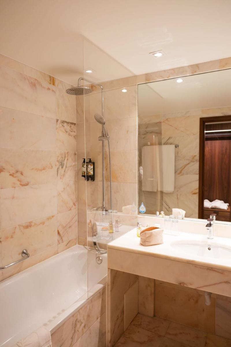Uma casa de banho em Evora Hotel