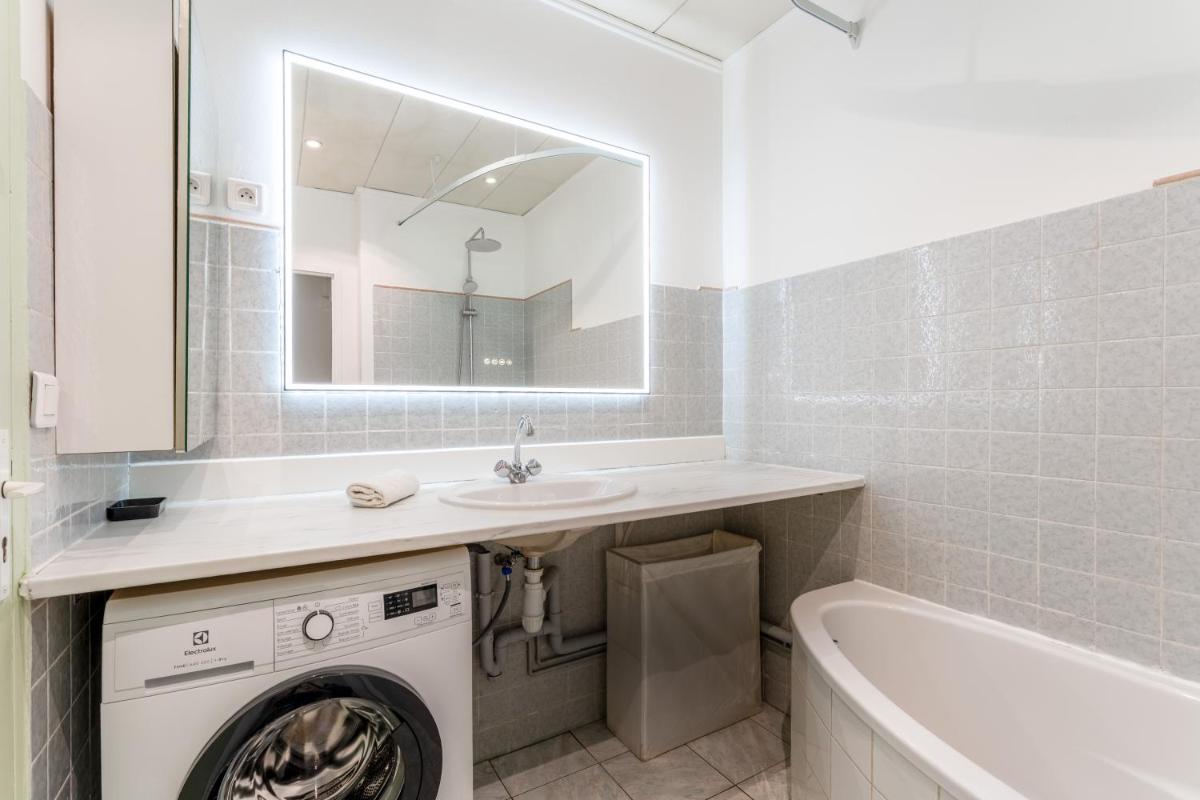 GRAND APPARTEMENT LUMINEUX POUR 2 à 4 PERSONNES A AVIGNON INTRA-MUROS WiFI GRATUIT - Housity