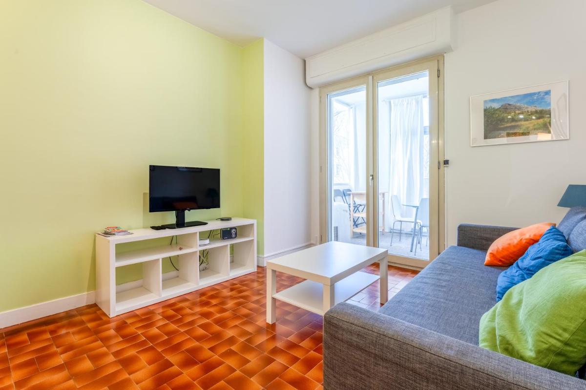 GRAND APPARTEMENT LUMINEUX POUR 2 à 4 PERSONNES A AVIGNON INTRA-MUROS WiFI GRATUIT - Housity