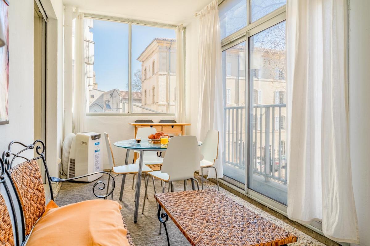 GRAND APPARTEMENT LUMINEUX POUR 2 à 4 PERSONNES A AVIGNON INTRA-MUROS WiFI GRATUIT - Housity