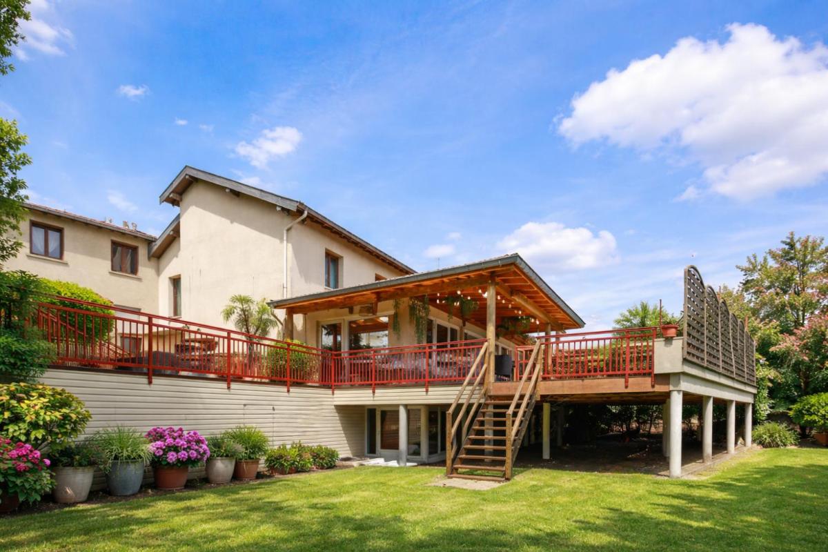 une grande maison avec une terrasse et un escalier dans l'établissement Relais Vosgien - Hôtel Restaurant "la Table de Sophia", à Saint-Pierremont une grande maison avec une terrasse et un escalier dans l'établissement Relais Vosgien - Hôtel Restaurant "la Table de Sophia", à Saint-Pierremont