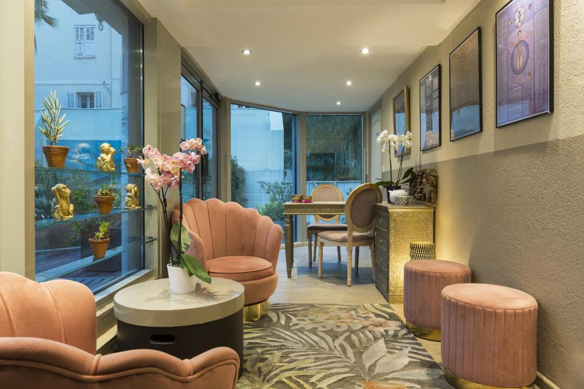Coin salon dans l'établissement Nehô Suites Cannes Croisette