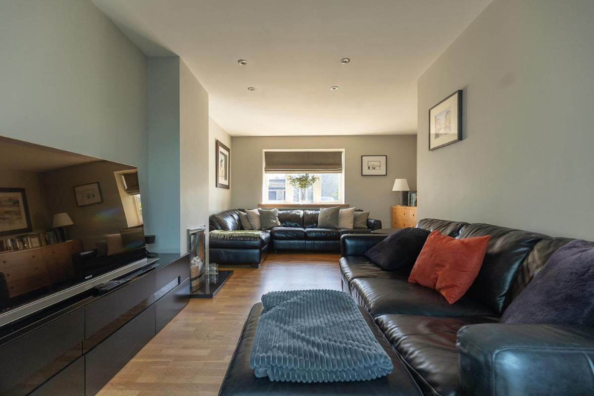 BIRDS EDGE COTTAGE - Luxury 2 Bedroom Cottage with Amazing Views, Near Holmfirth in Yorkshire - Housity