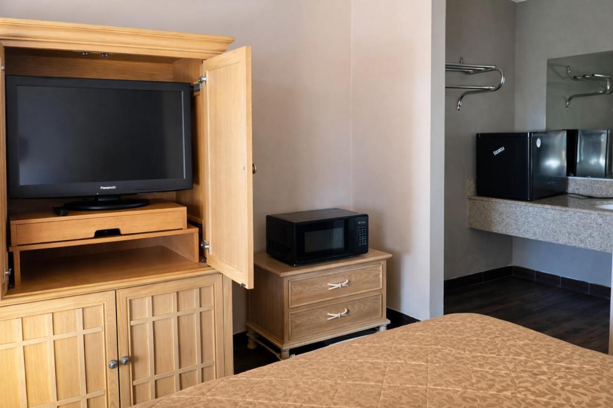 Tree Inn & Suites Albuquerque - Housity