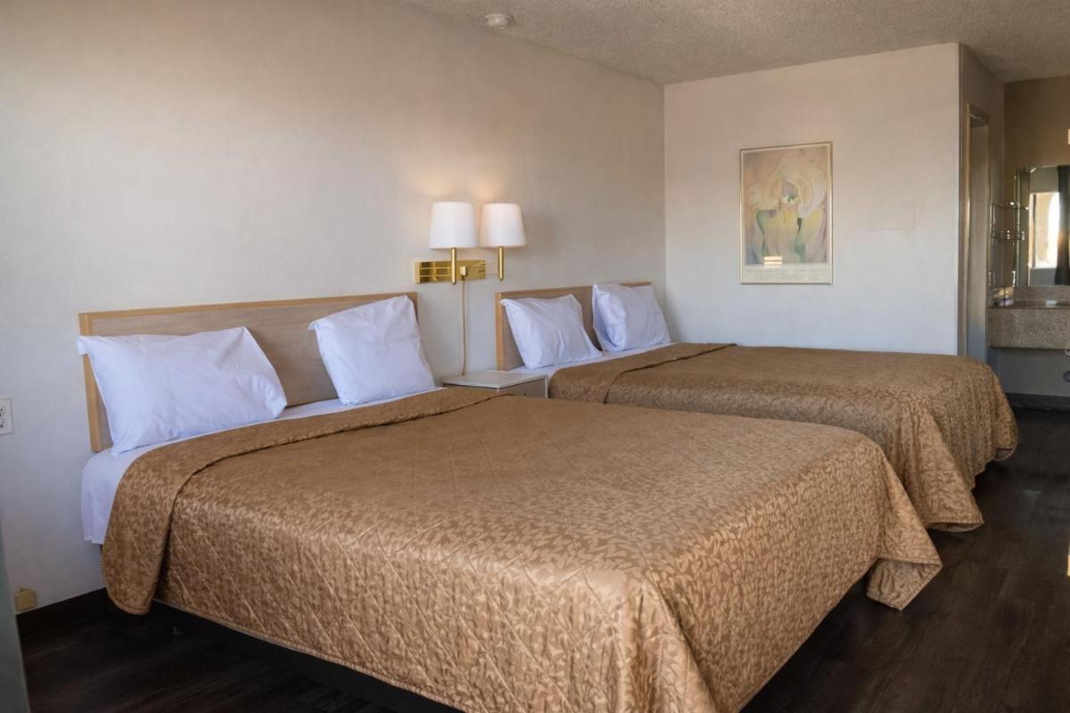 Tree Inn & Suites Albuquerque - Housity
