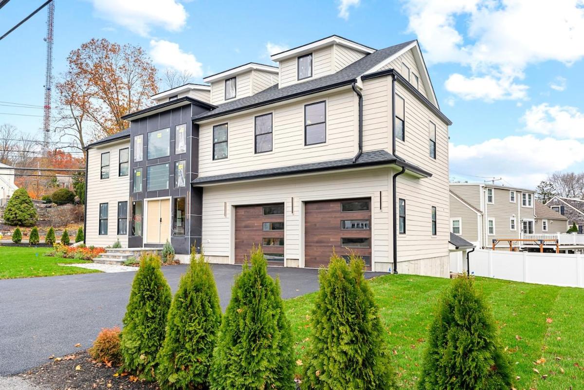 Elegant & Spacious Stay in the Heart of Needham - Housity