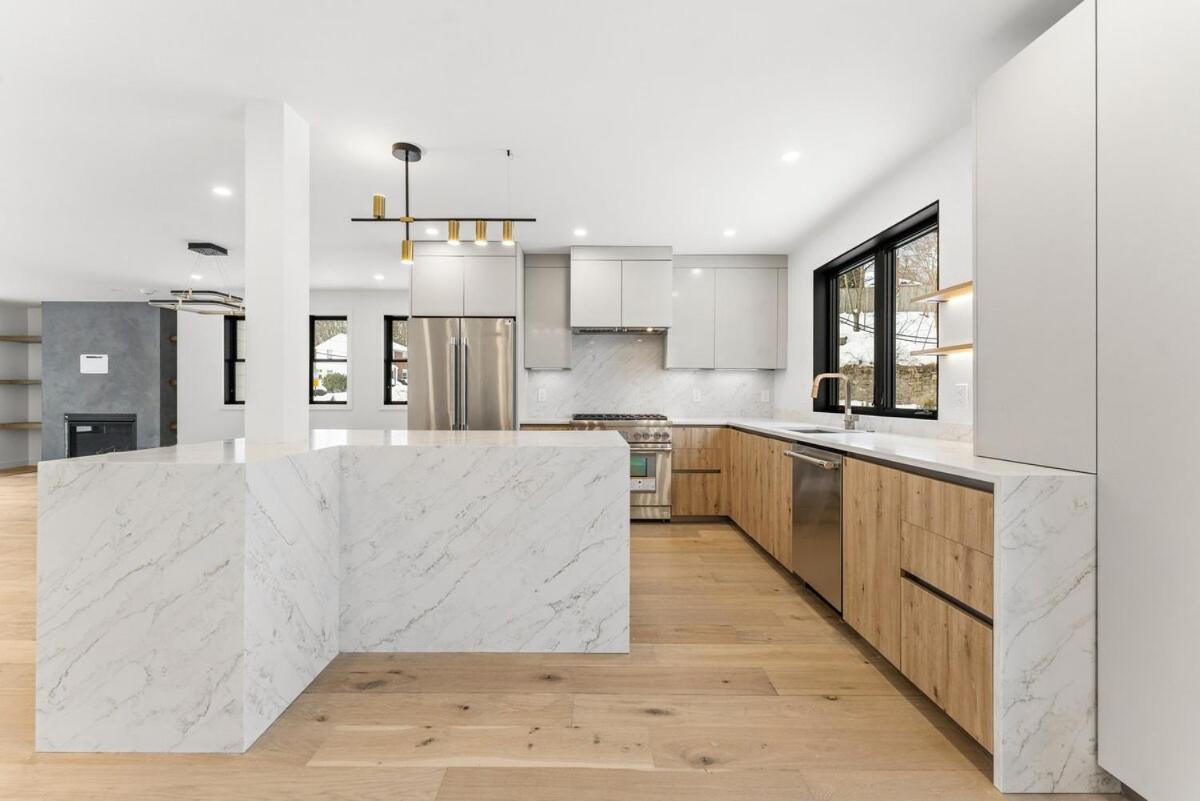 Elegant & Spacious Stay in the Heart of Needham - Housity