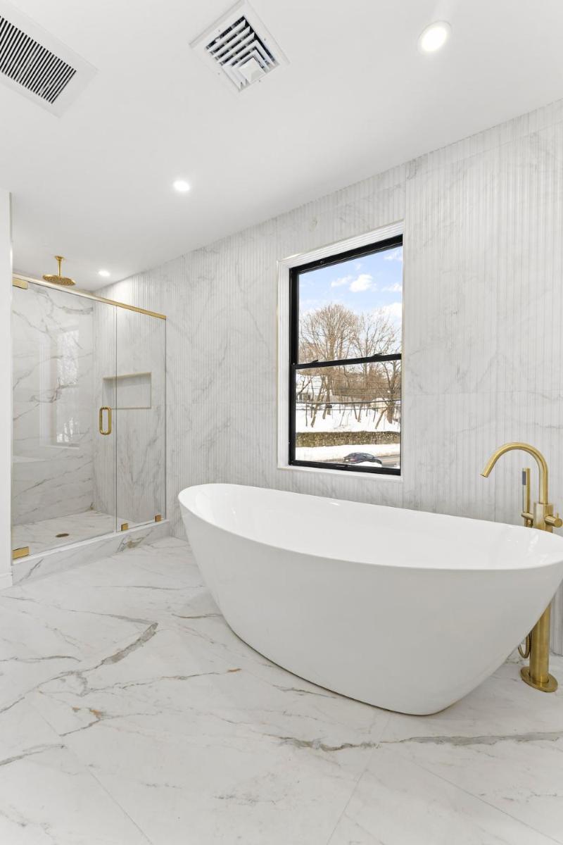 Elegant & Spacious Stay in the Heart of Needham - Housity
