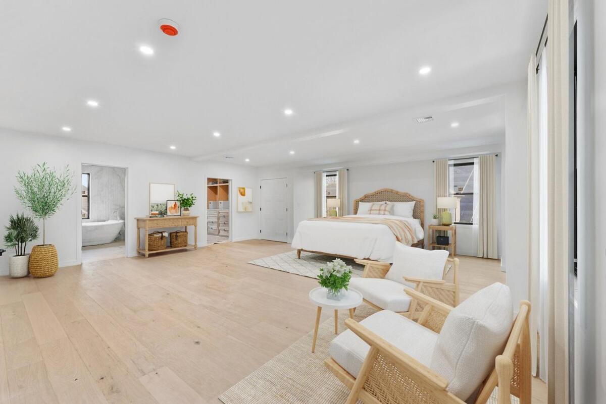 Elegant & Spacious Stay in the Heart of Needham - Housity