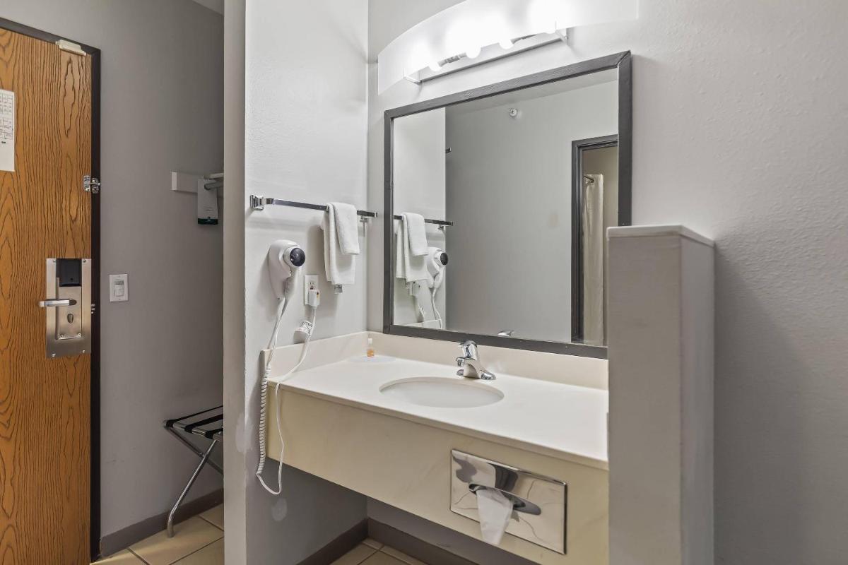 Quality Inn & Suites Salina National Forest Area - Housity