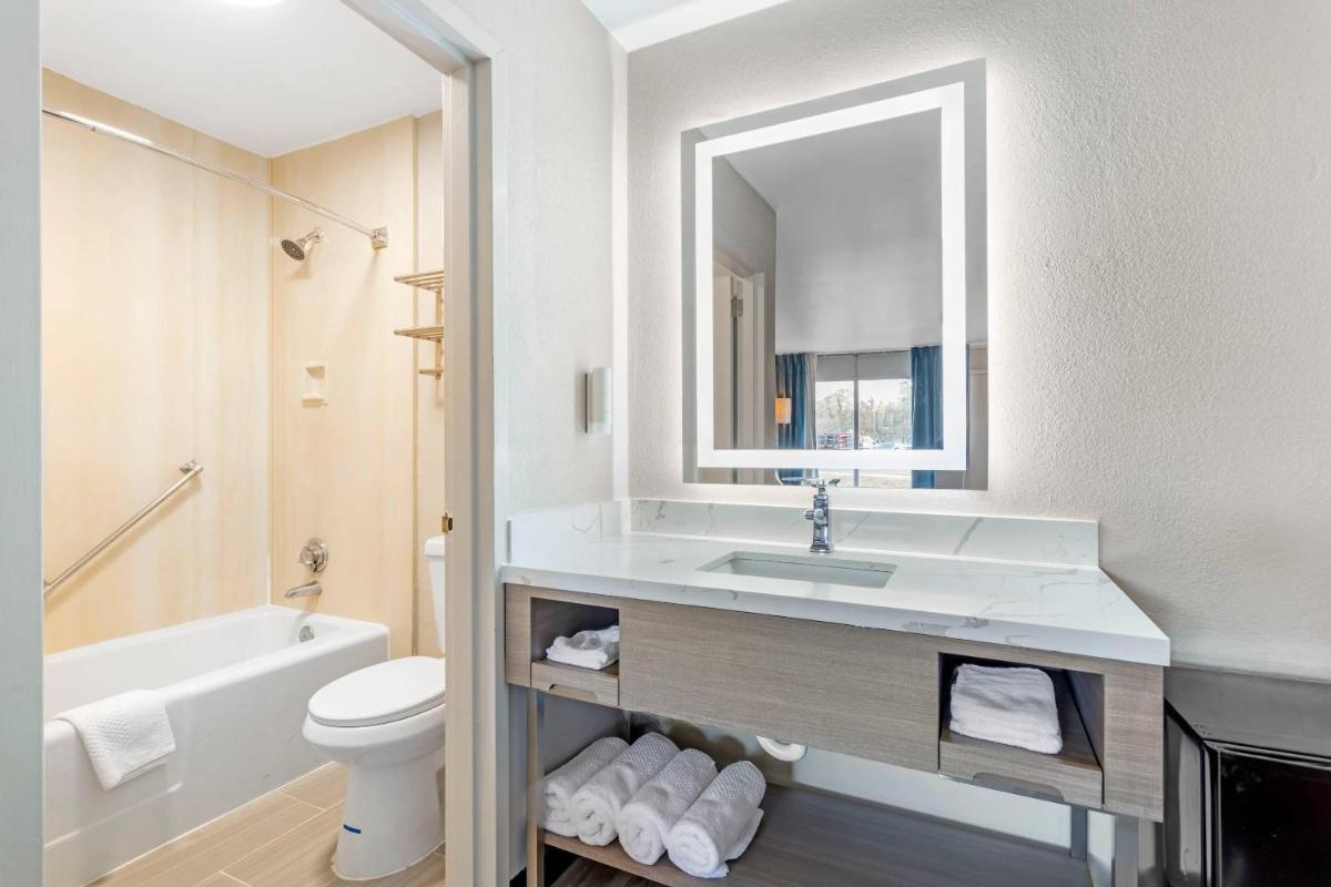 Rodeway Inn Orange Park - Jacksonville near Naval Air Station - Housity
