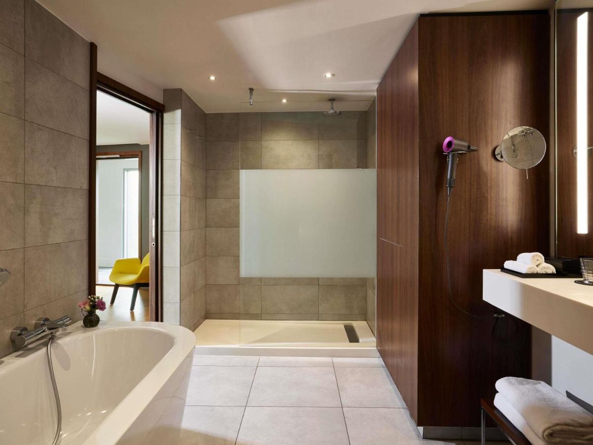 Salle de bains dans l'établissement Molitor Hotel & Spa Paris - MGallery Collection