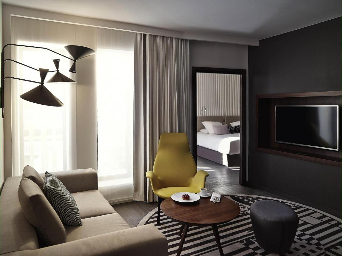 Télévision ou salle de divertissement dans l'établissement Molitor Hotel & Spa Paris - MGallery Collection