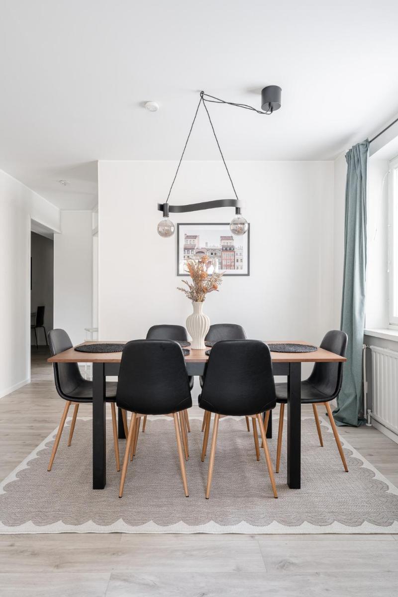 Spacious Downtown Apartment with Balcony next to Restaurants - Hosted by 2ndhomes - Housity