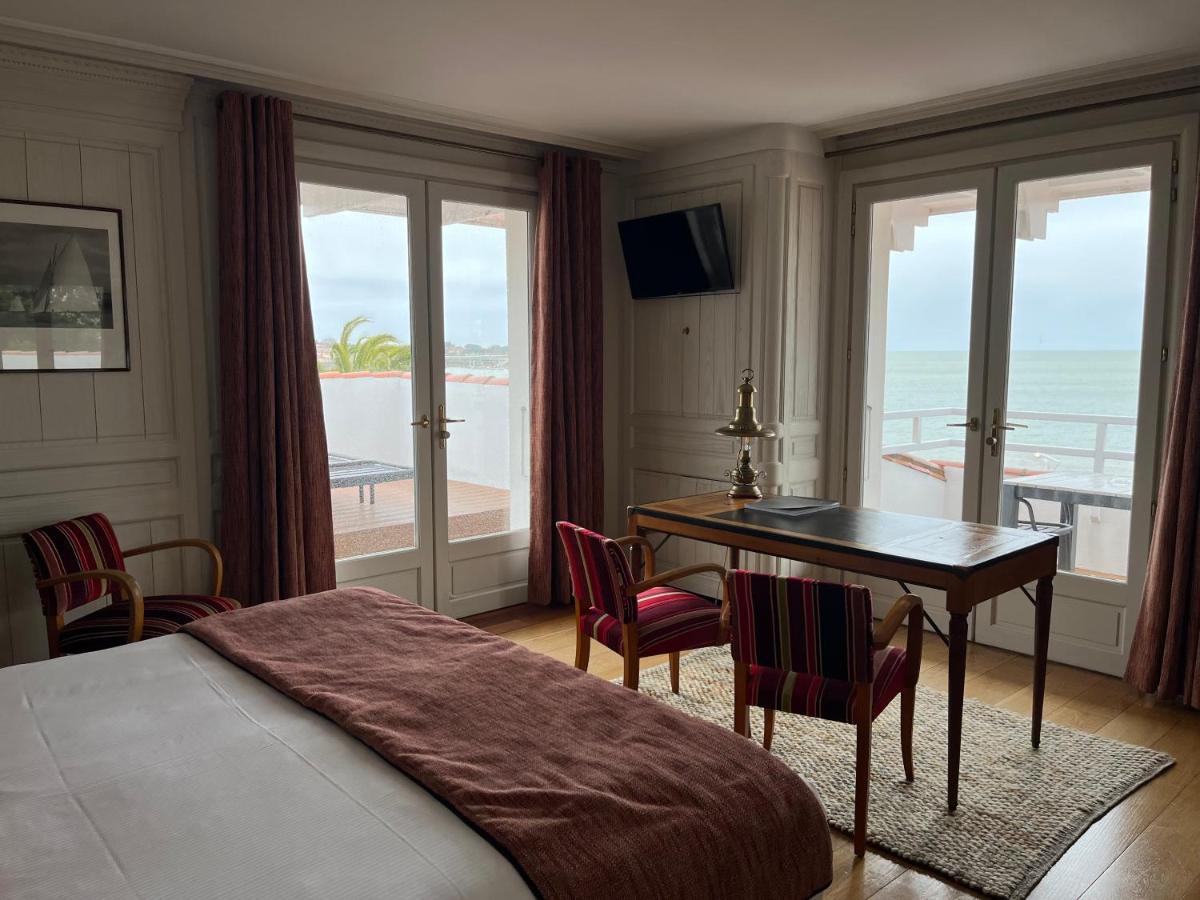 Un ou plusieurs lits dans un hébergement de l'établissement HR Hôtel-Restaurant & Spa Marin