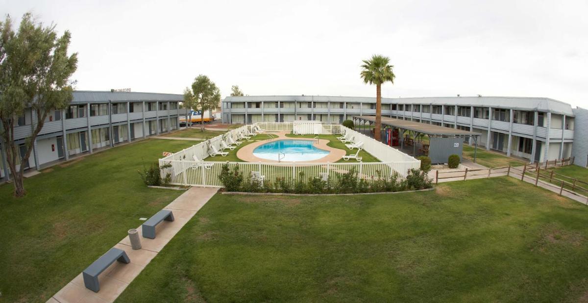 EZ 8 Motel Airporter - Housity