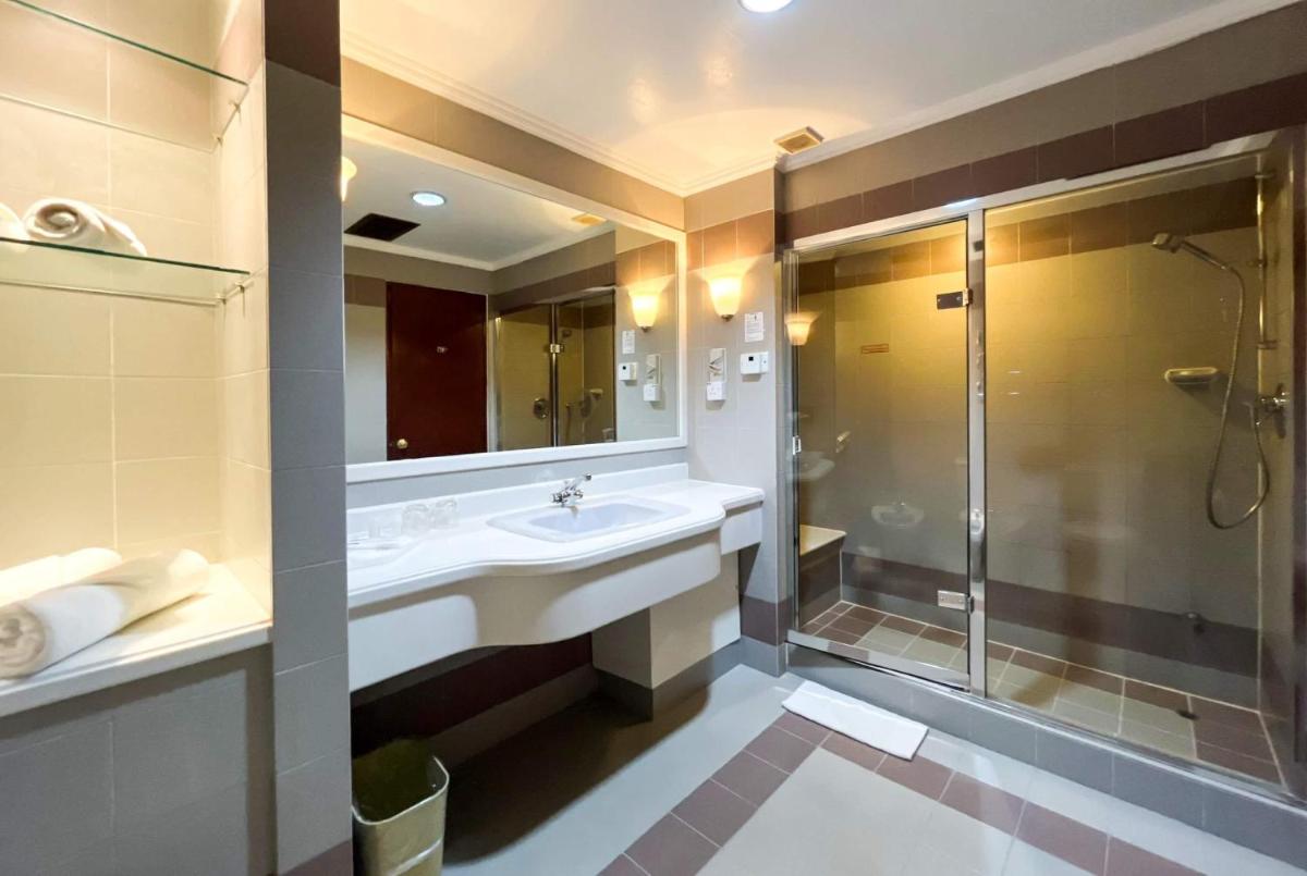 Howard Johnson by Wyndham Kota Kinabalu City Centre, formerly Hotel Shangri-La Kota Kinabalu - Housity