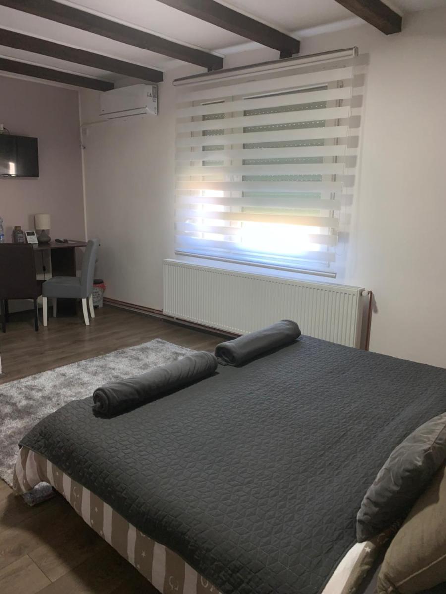 Alex Lodge - Housity