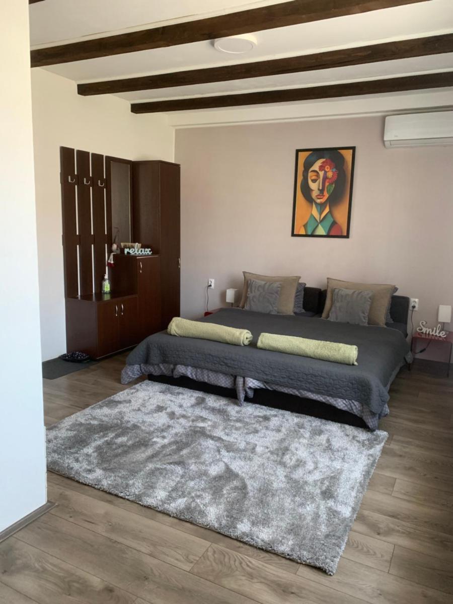 Alex Lodge - Housity