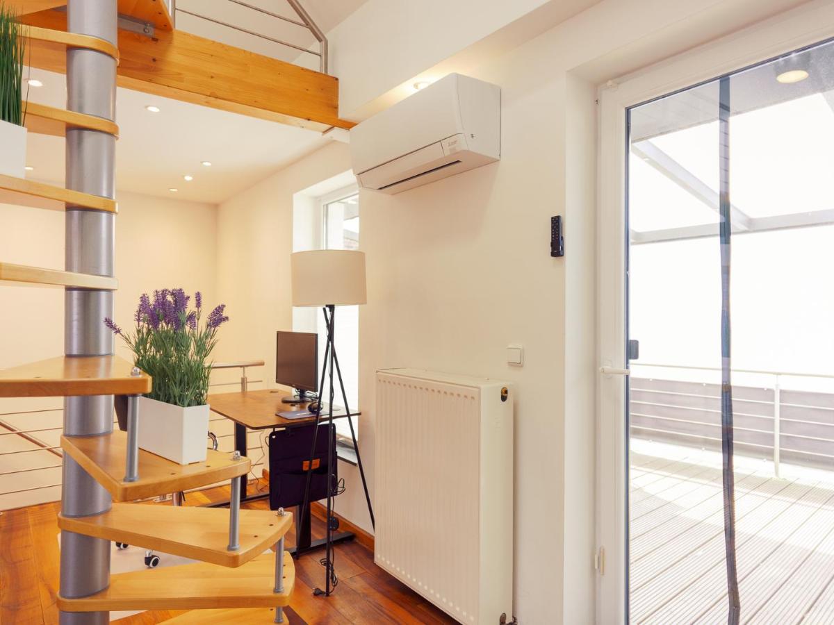 Modernes Haus mit Dachterrasse und Klimaanlage - Housity