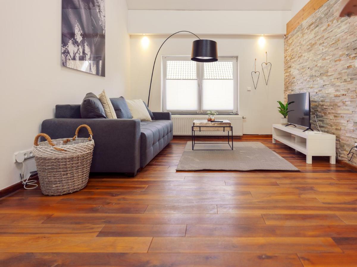 Modernes Haus mit Dachterrasse und Klimaanlage - Housity