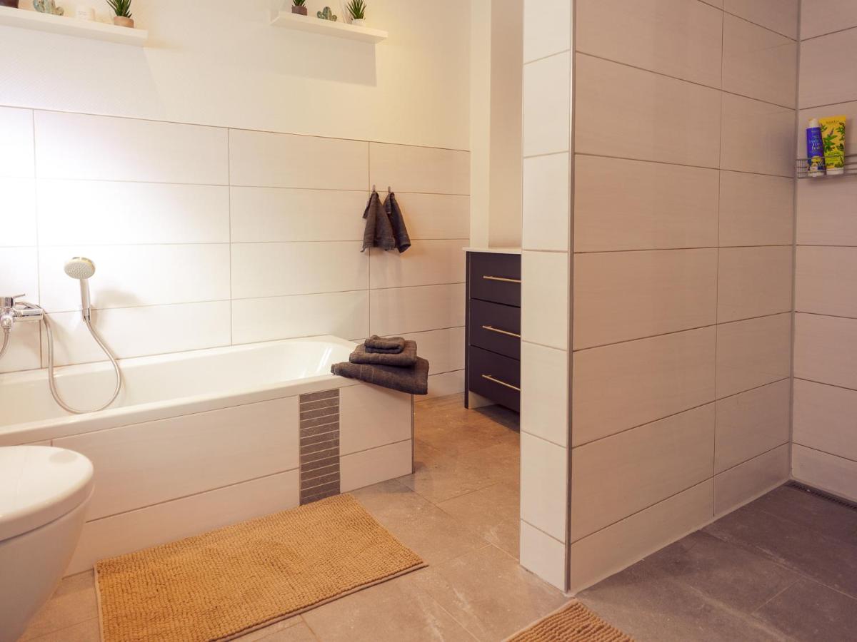 Modernes Haus mit Dachterrasse und Klimaanlage - Housity
