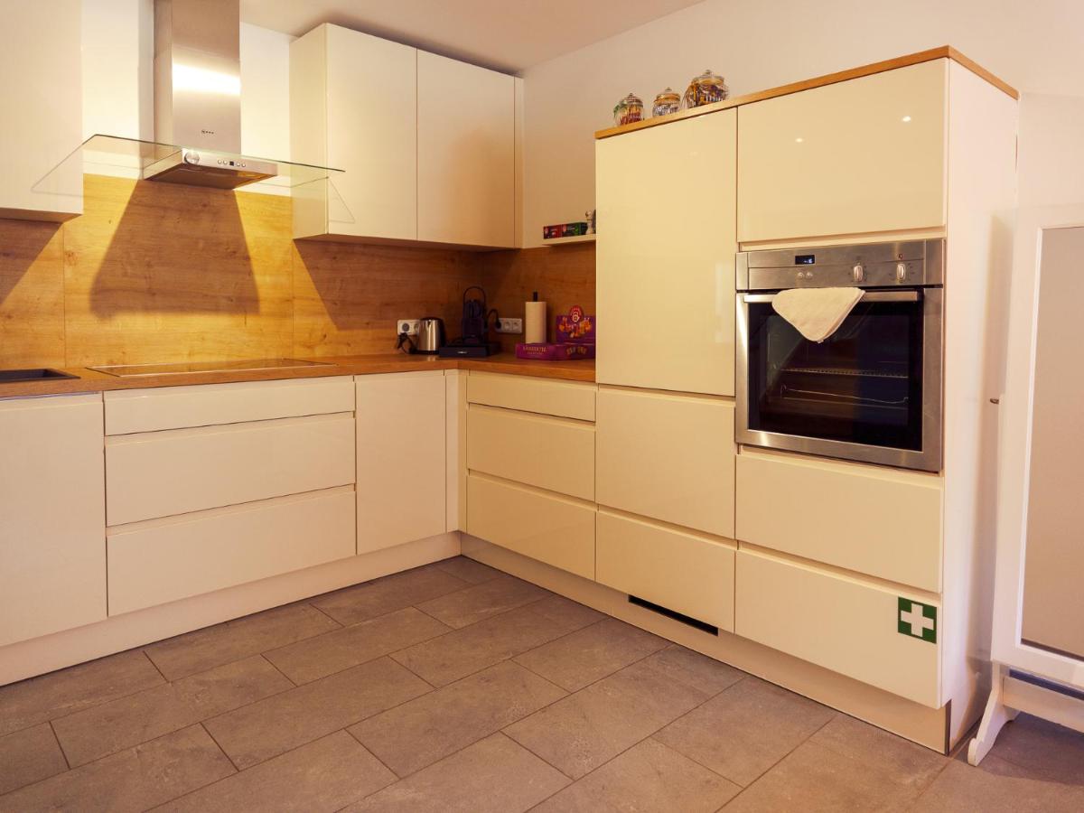 Modernes Haus mit Dachterrasse und Klimaanlage - Housity