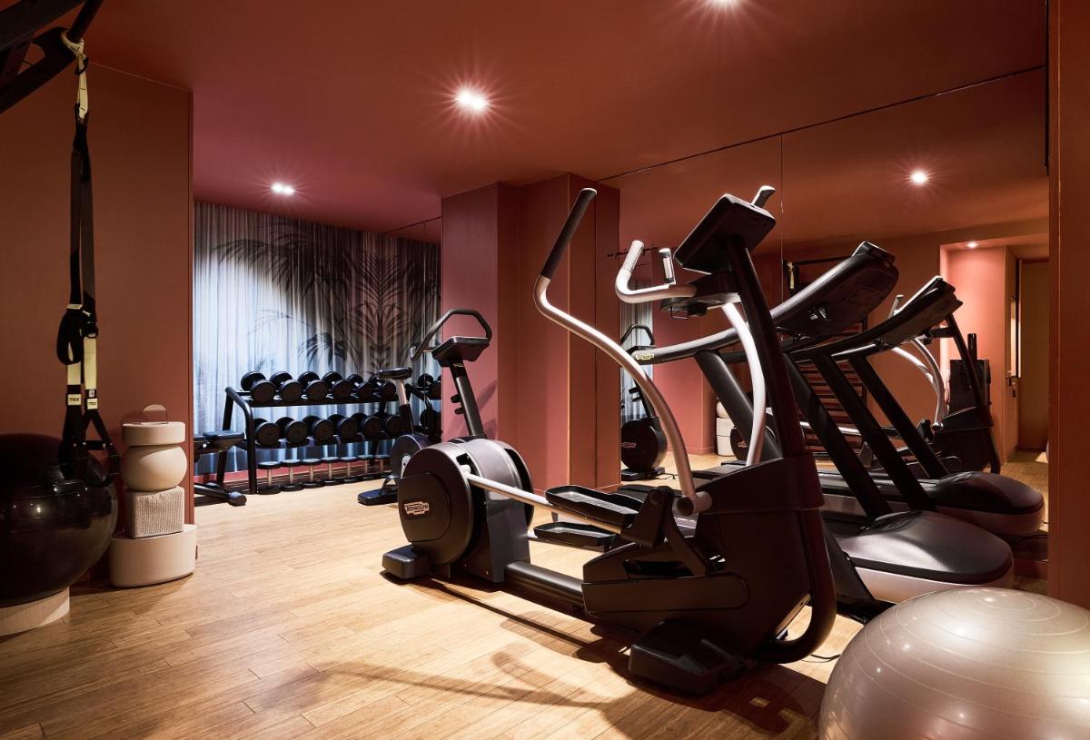 une salle de sport avec plusieurs vélos d'exercice dans une pièce dans l'établissement Grand Powers Hotel, à Paris