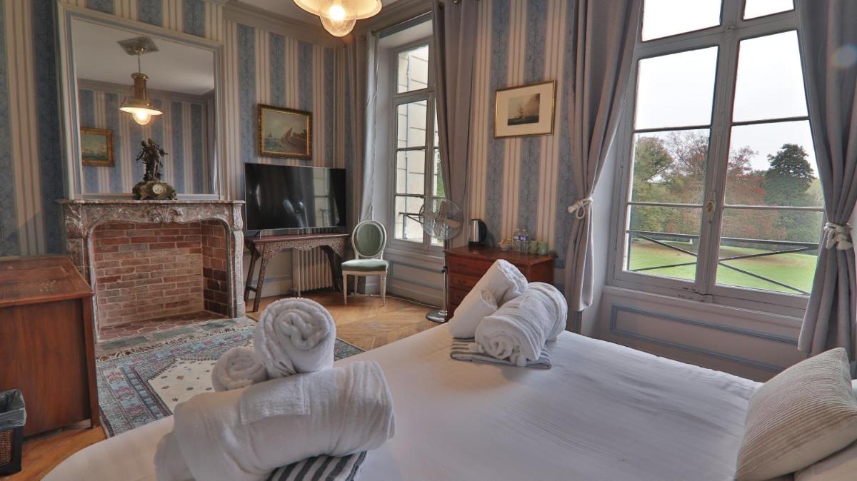 Télévision ou salle de divertissement dans l'établissement Chateau du boulay morin